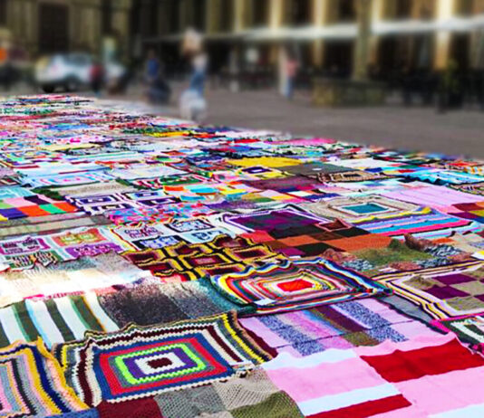 Mani&Cuore per il Calcit: Monte San Savino colorata da 900 coperte in lana