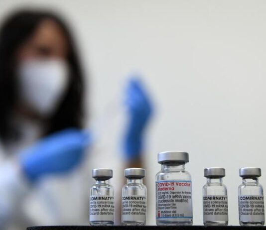 SI alla quarta dose per tutti e avanti con la quinta dose per i fragili