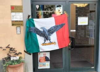 CGIL Camucia: compare bandiera con aquila e fascio sulla porta della sede
