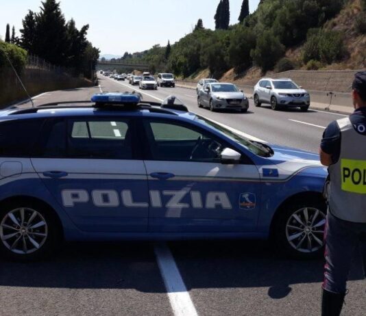 Auto si ribalta in A1, tre persone in codice rosso a Siena