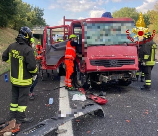 Incidente in A1 tra un furgone e un mezzo pesante, due feriti uno è grave