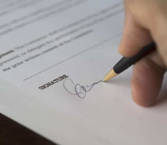 Il contratto di acquisto firmato nel novembre 2020 tra gli Stati membri dell’UE e Pfizer/BioNTech