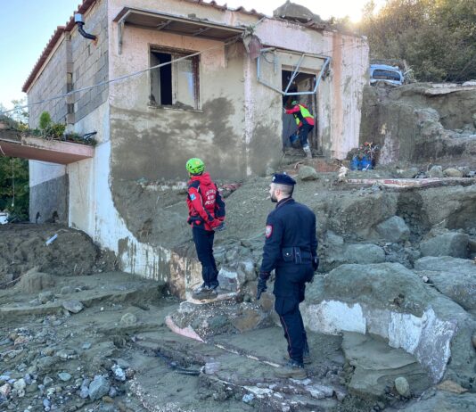 “In tanti con pale e vanghe per liberare l’accesso alle case”: il racconto della volontaria da Casamicciola