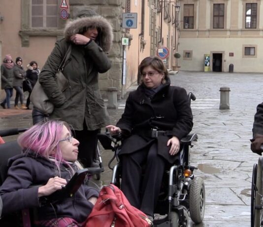 “Non la posso toccare”, e l’autista non aiuta Ilaria a salire in autobus: ma perché?