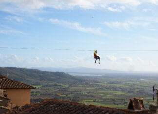 Cortona, Babbo Natale sulla Zipline accende “Natale di Stelle”: sabato l’inaugurazione