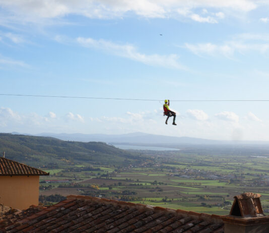 Cortona, Babbo Natale sulla Zipline accende “Natale di Stelle”: sabato l’inaugurazione