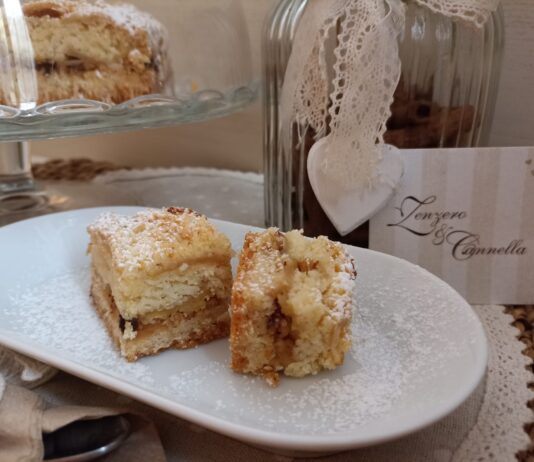 Torta sbriciolata meline, tris di cioccolata e nocciole