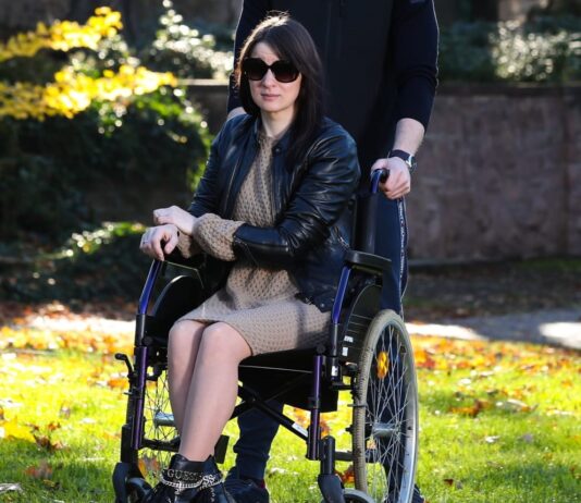 In sedia a rotelle dopo la seconda vaccinazione Covid-19