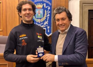 Il sindaco Mario Agnelli riceve il centauro Paolo Lucci, appena ritornato dall’Arabia Saudita riportando un prestigioso risultato secondo di categoria Rally 2 e 15esimo assoluto