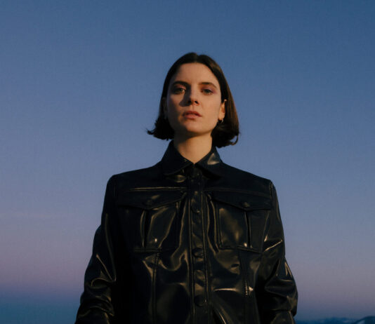 Intervista ad Anna Carol, l’artista del “viaggio sonoro” di stasera al Malpighi Sofà