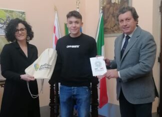 Zainetto e copia della Costituzione: il regalo ai 18enni di Castiglion Fiorentino