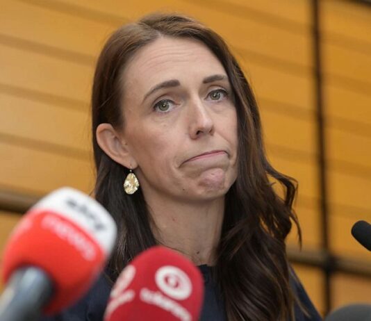 La Premier neozelandese Jacinta Ardern annuncia le sue dimissioni in lacrime