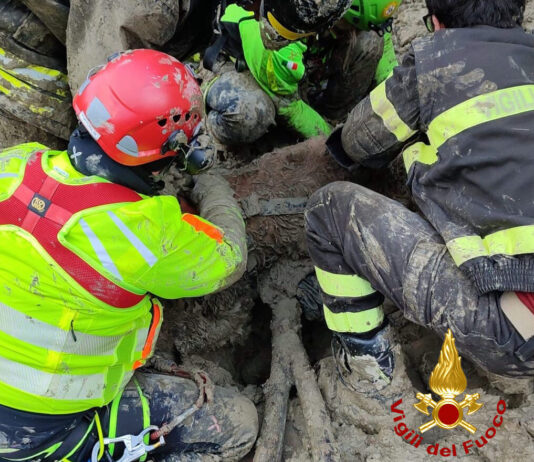 Donna intrappolata con il suo cane in una frana fangosa, salvata dai vigili del fuoco