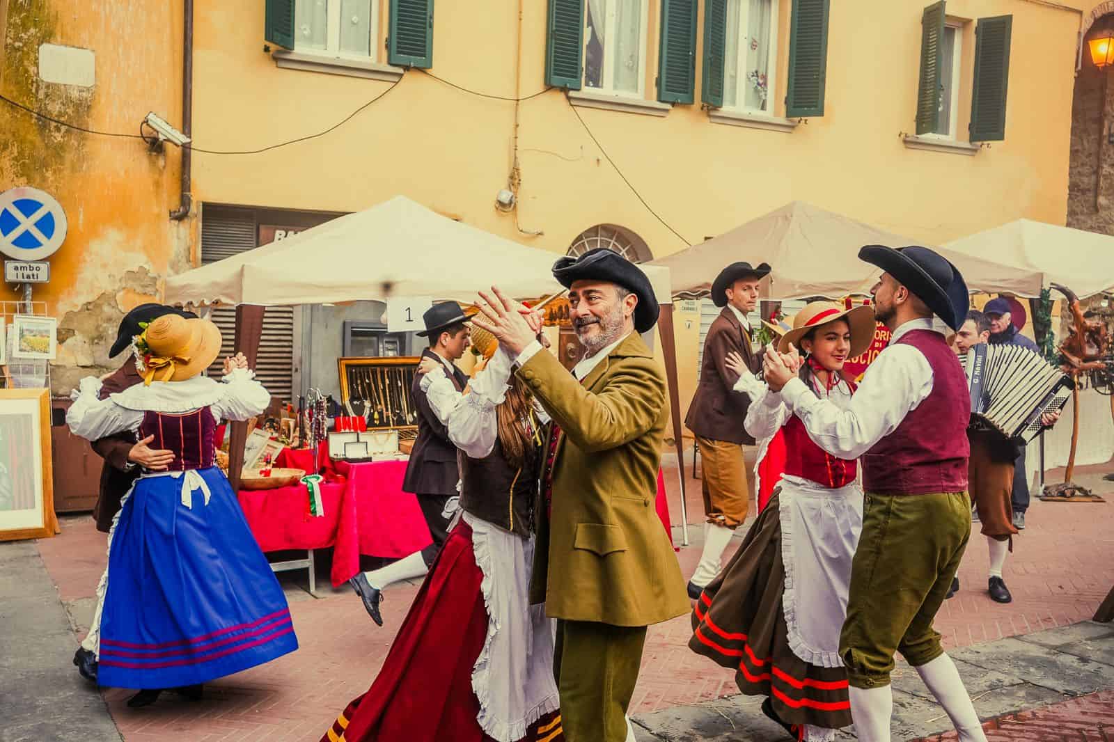 Bagno di folla per l’Antica Fiera del Ceppo di Lucignano