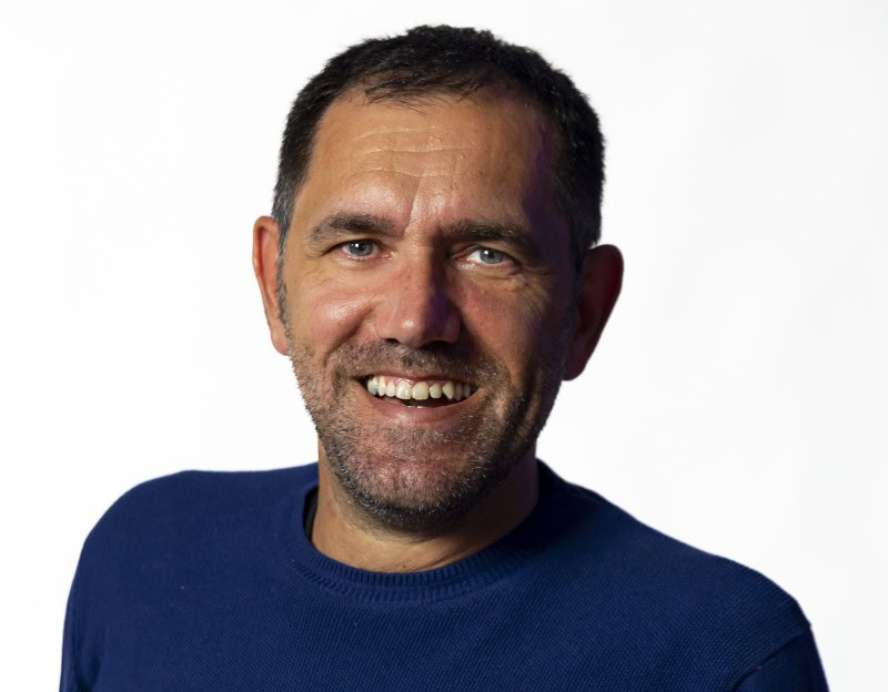 Ivano Bisi accende il suo BBQ al Teatro Rosini di Lucignano