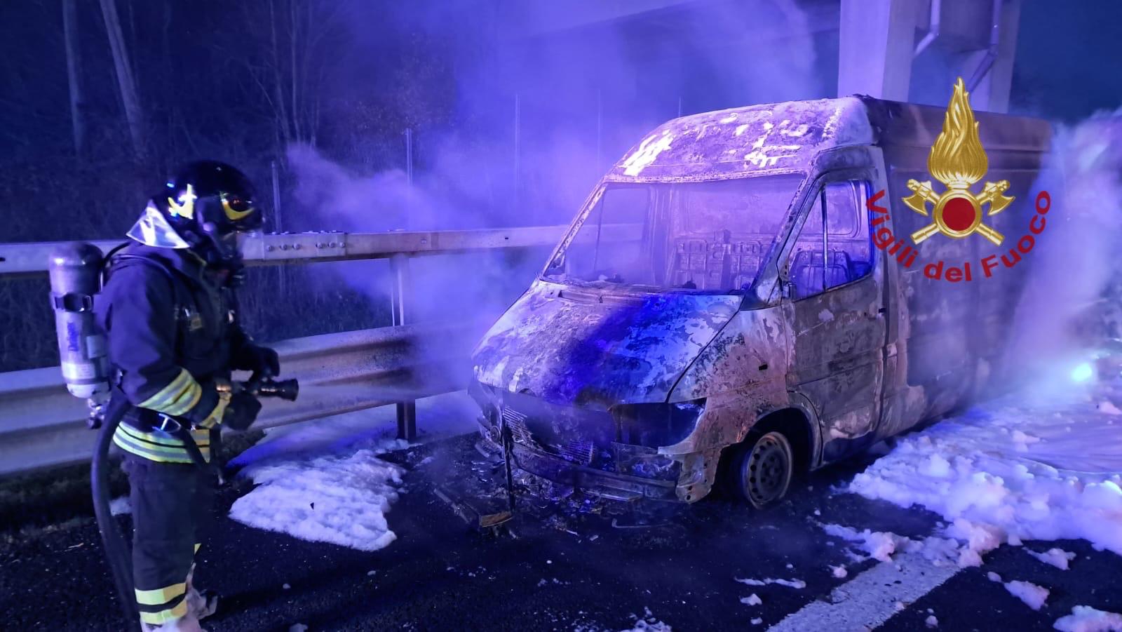 Furgone in fiamme sull A1, nessun ferito