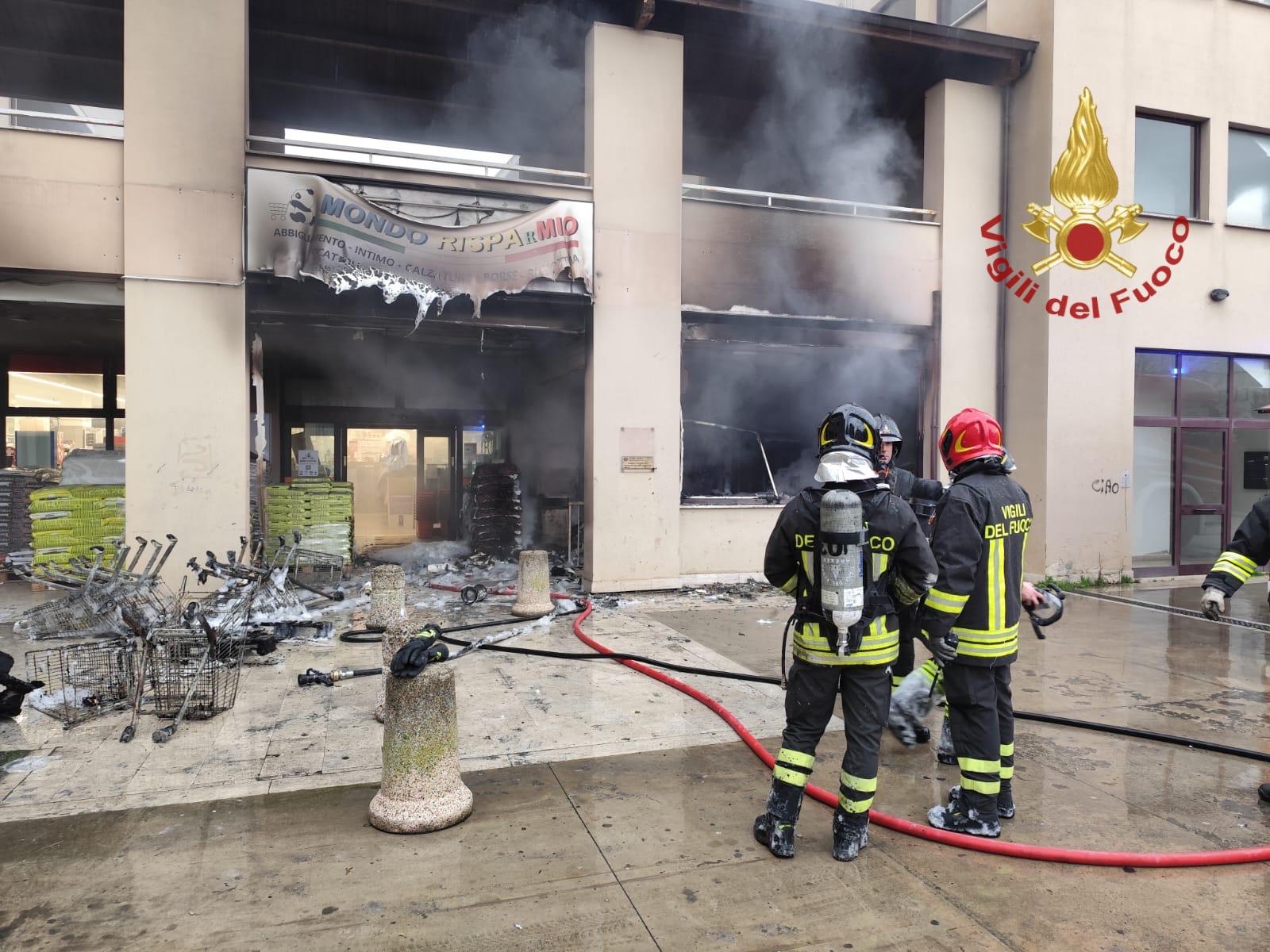 Incendio a Camucia, in fiamme un deposito di carta