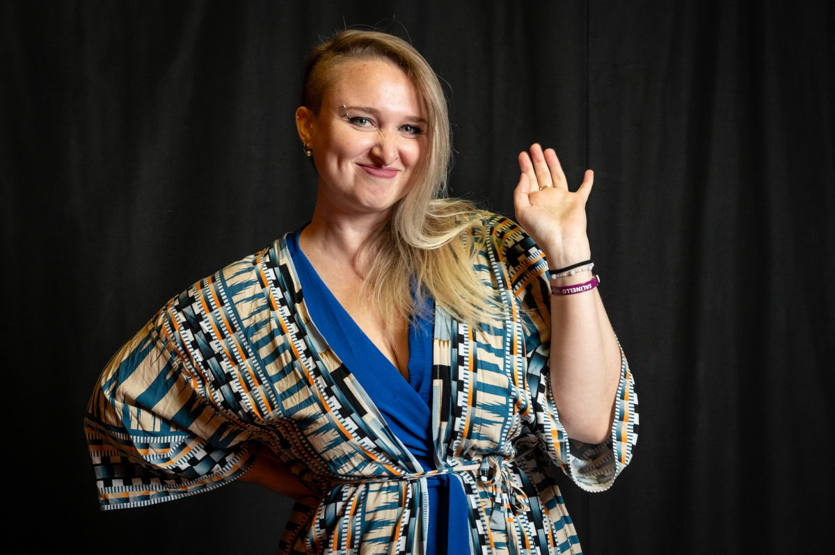 Giulia Cerruti accende il Teatro Rosini con la sua comicità