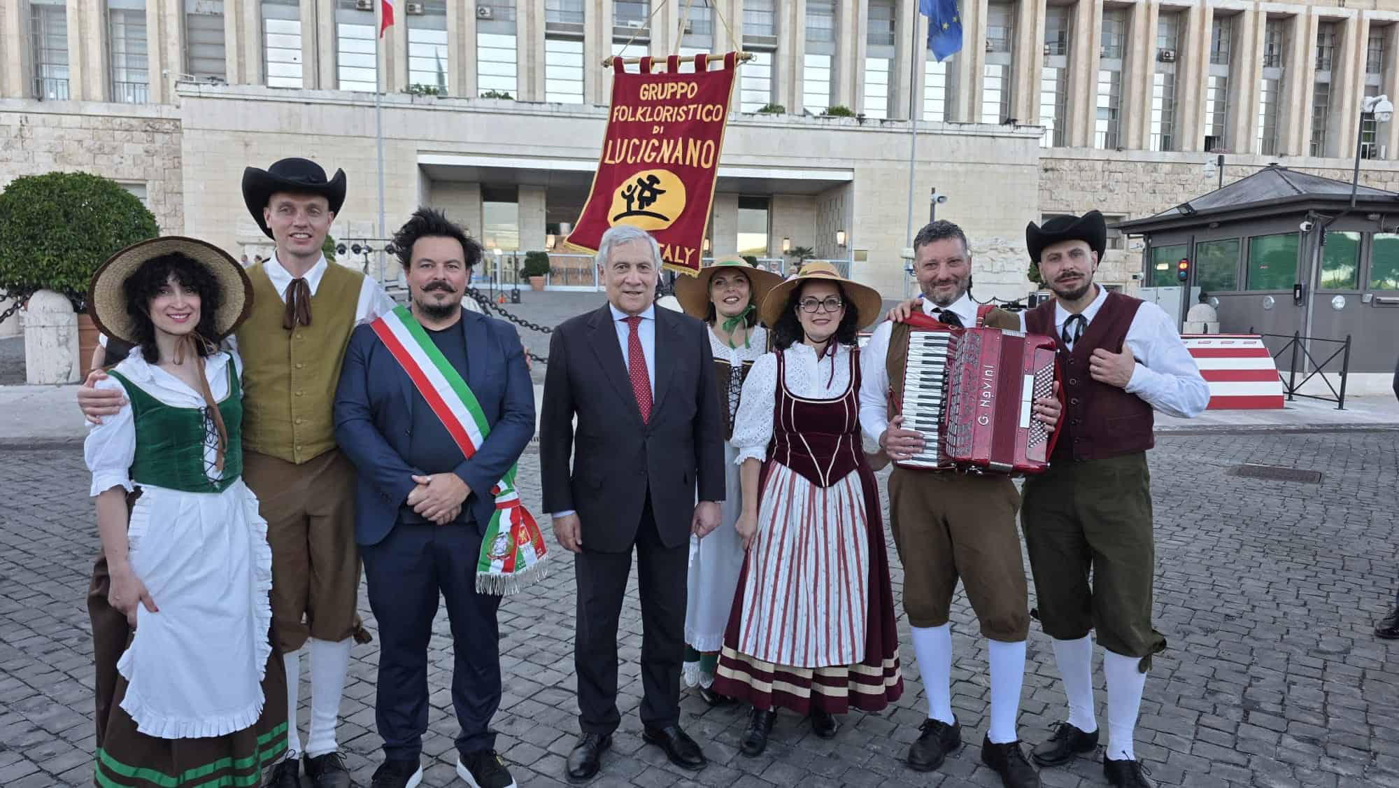 Lucignano: il Gruppo Folkloristico premiato dal Ministro Tajani