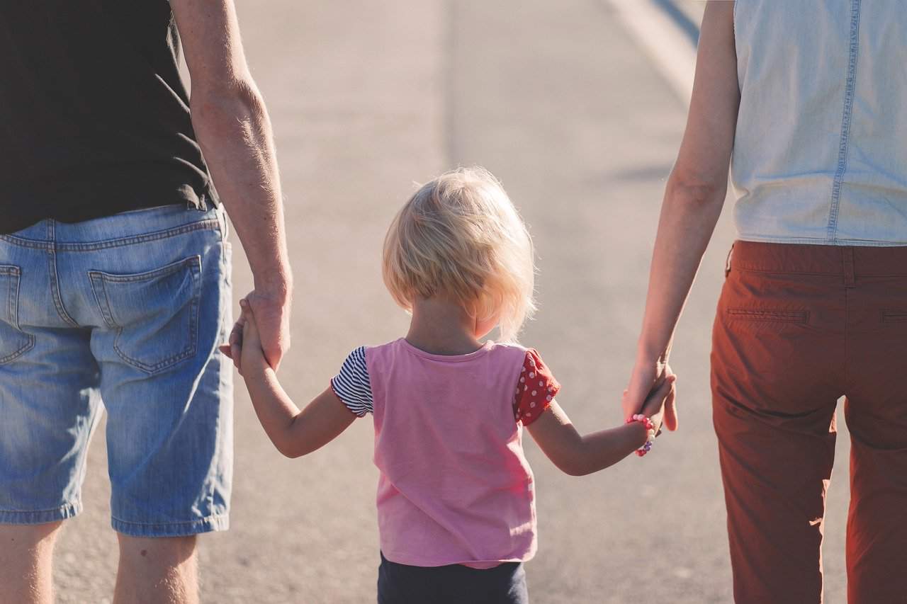 famiglia-babbo-mamma-bambini.jpg